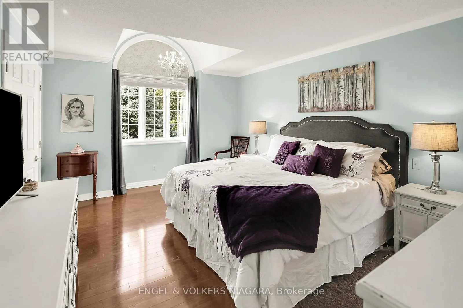 624 SIMCOE STREET