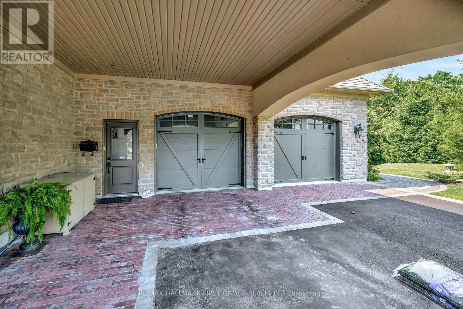 22 ROSSLYN DRIVE