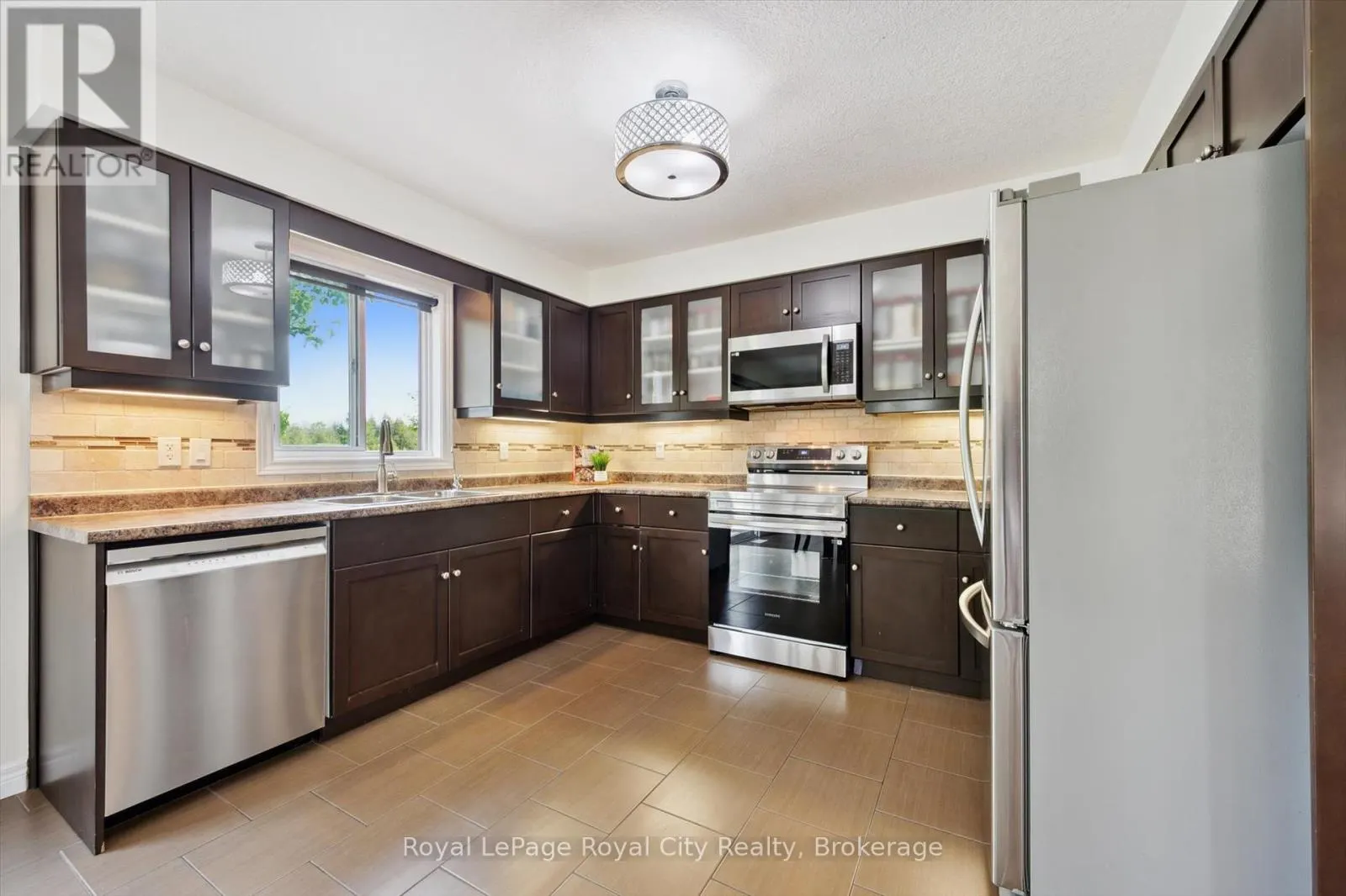 17 - 355 MACALISTER BOULEVARD, #17