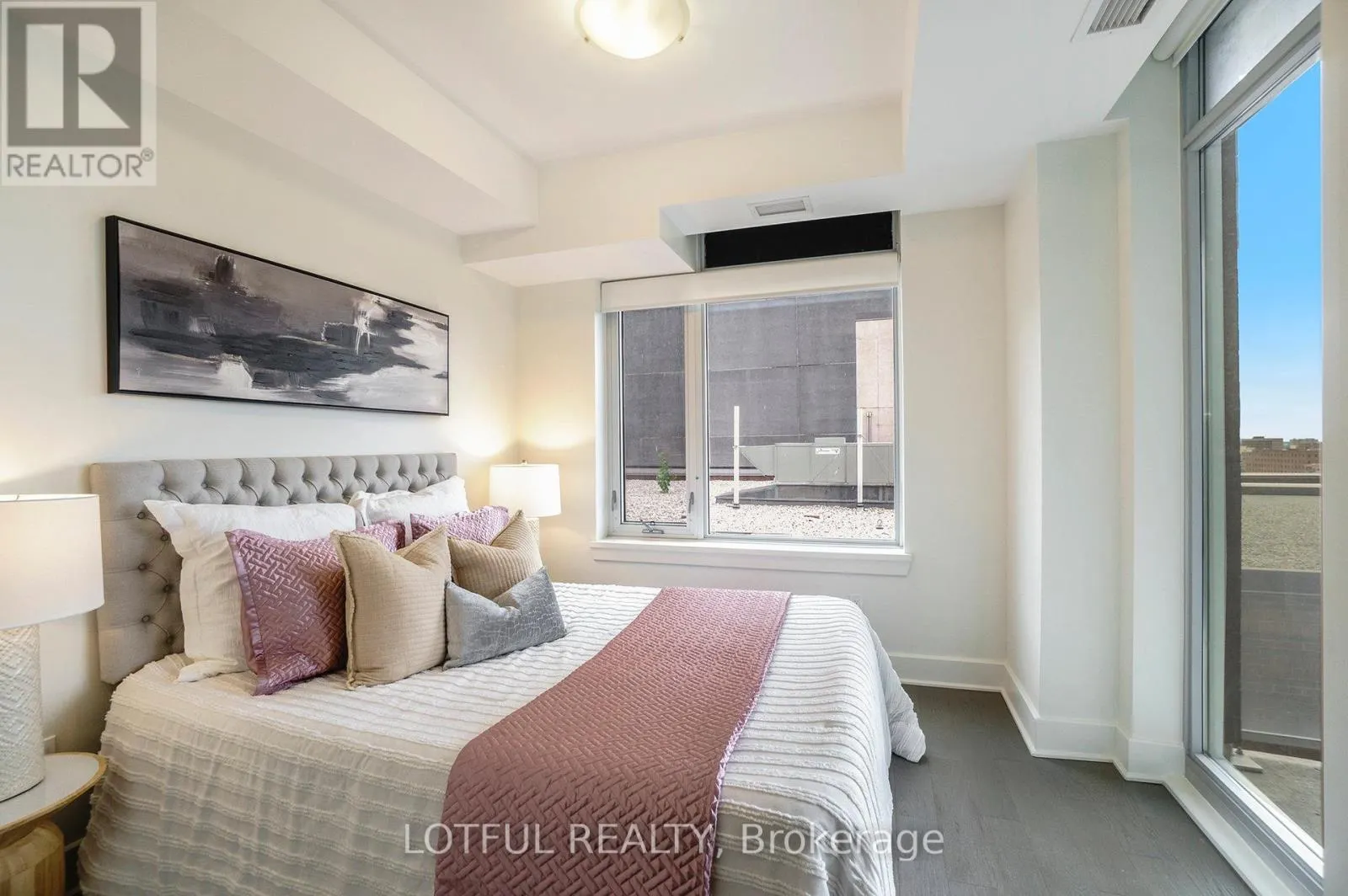 1206 - 255 BAY STREET