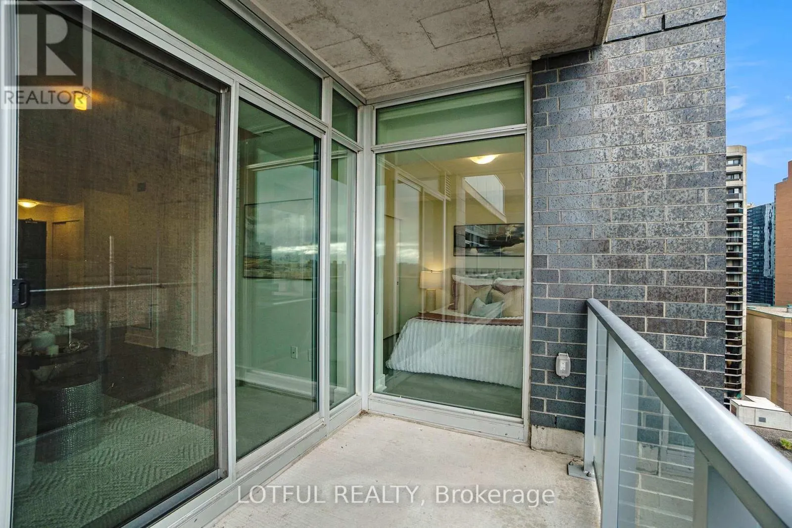 1206 - 255 BAY STREET