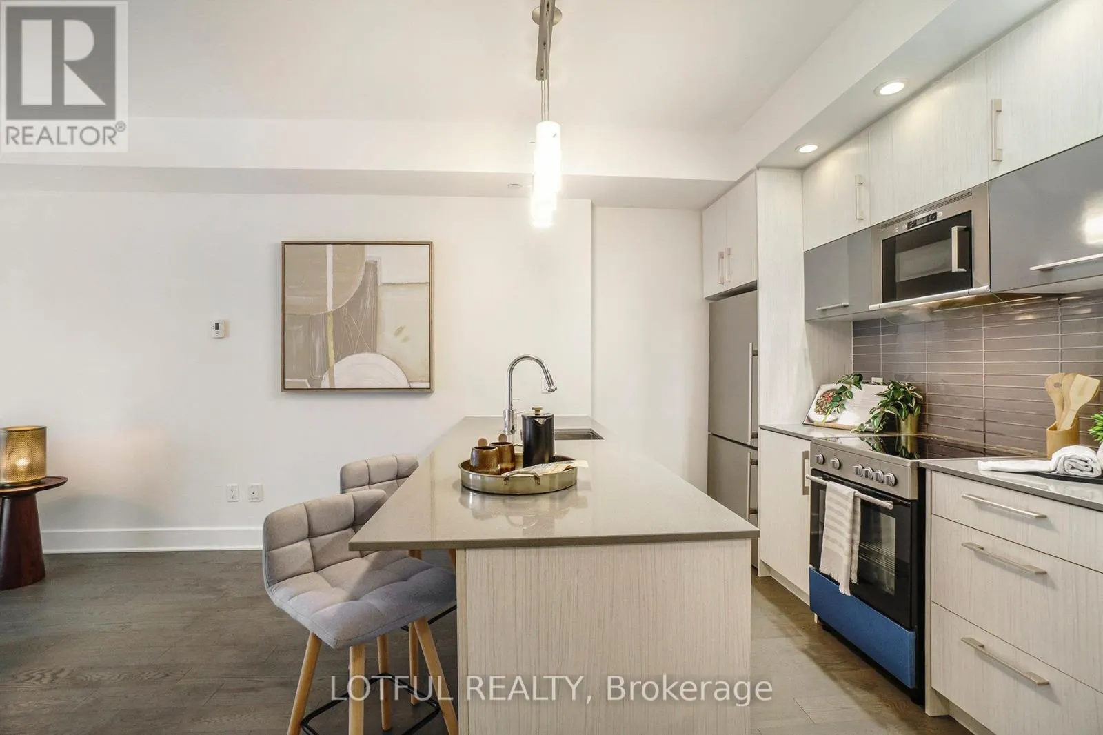 1206 - 255 BAY STREET