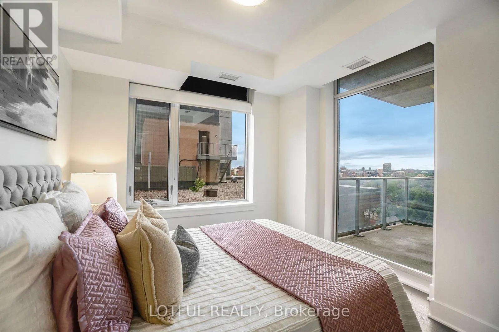 1206 - 255 BAY STREET