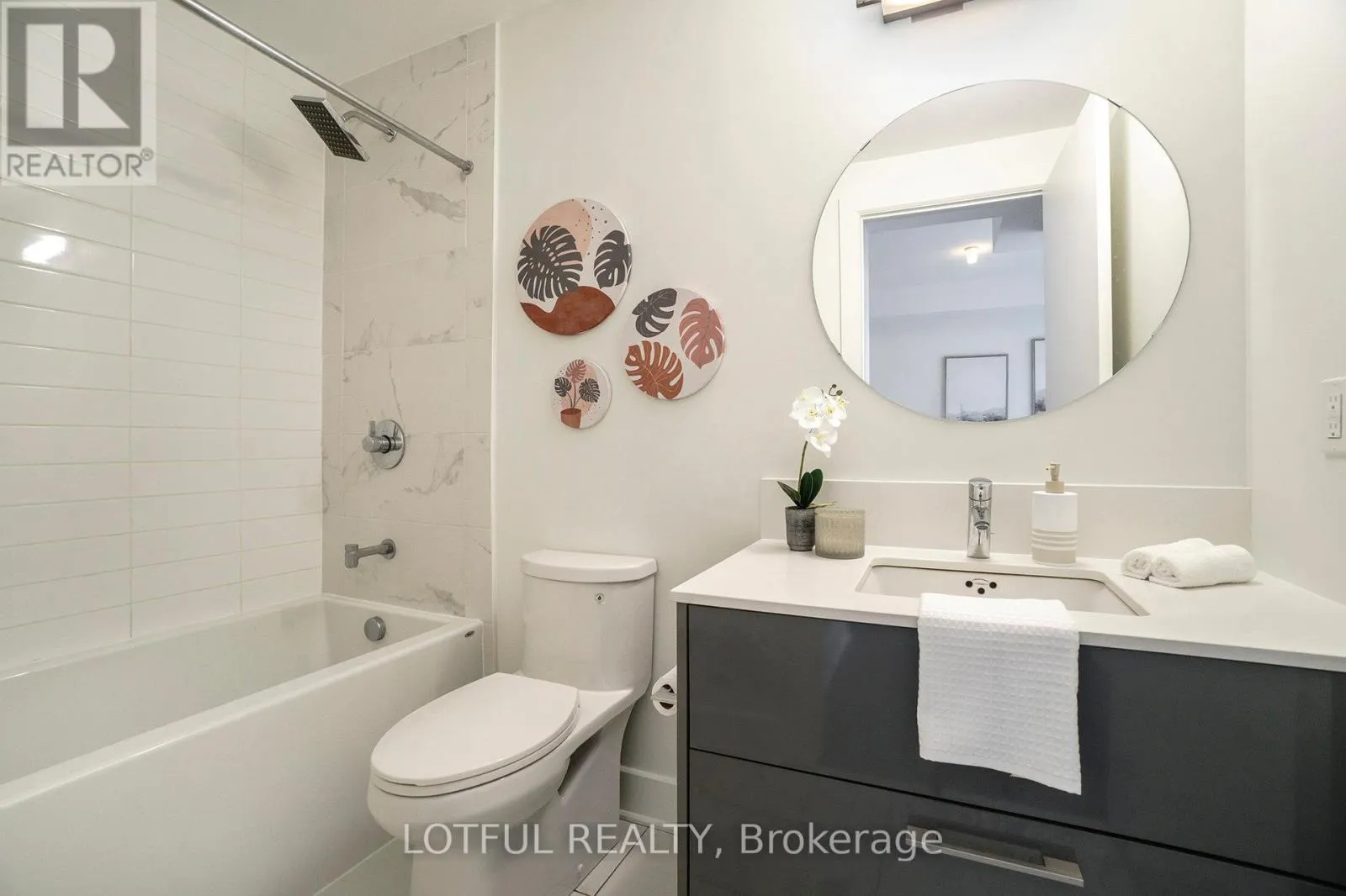 1206 - 255 BAY STREET