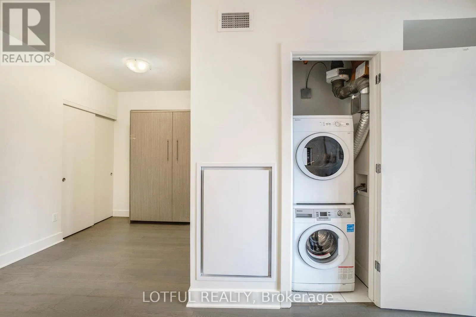 1206 - 255 BAY STREET