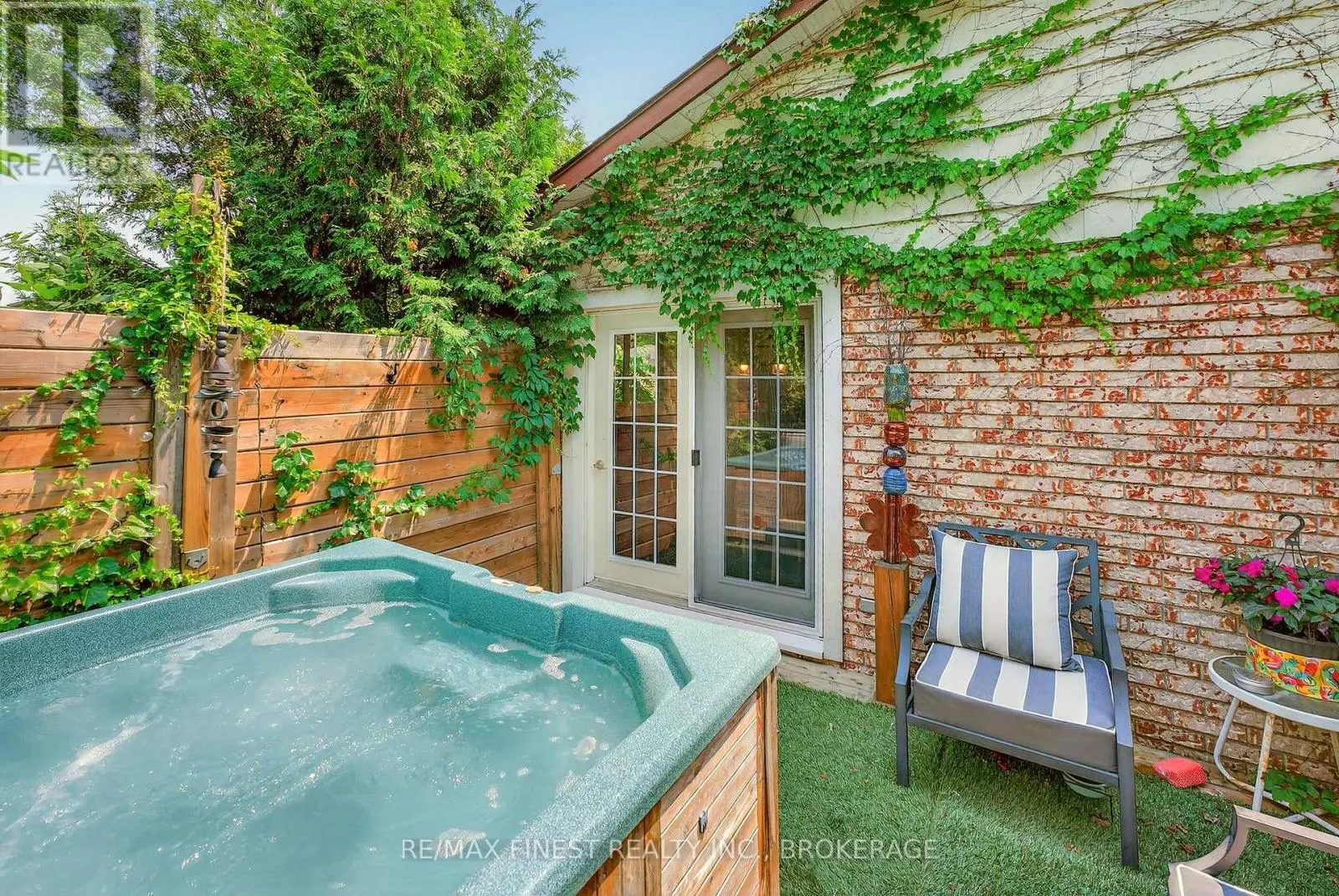 23 DIAMOND CRESCENT