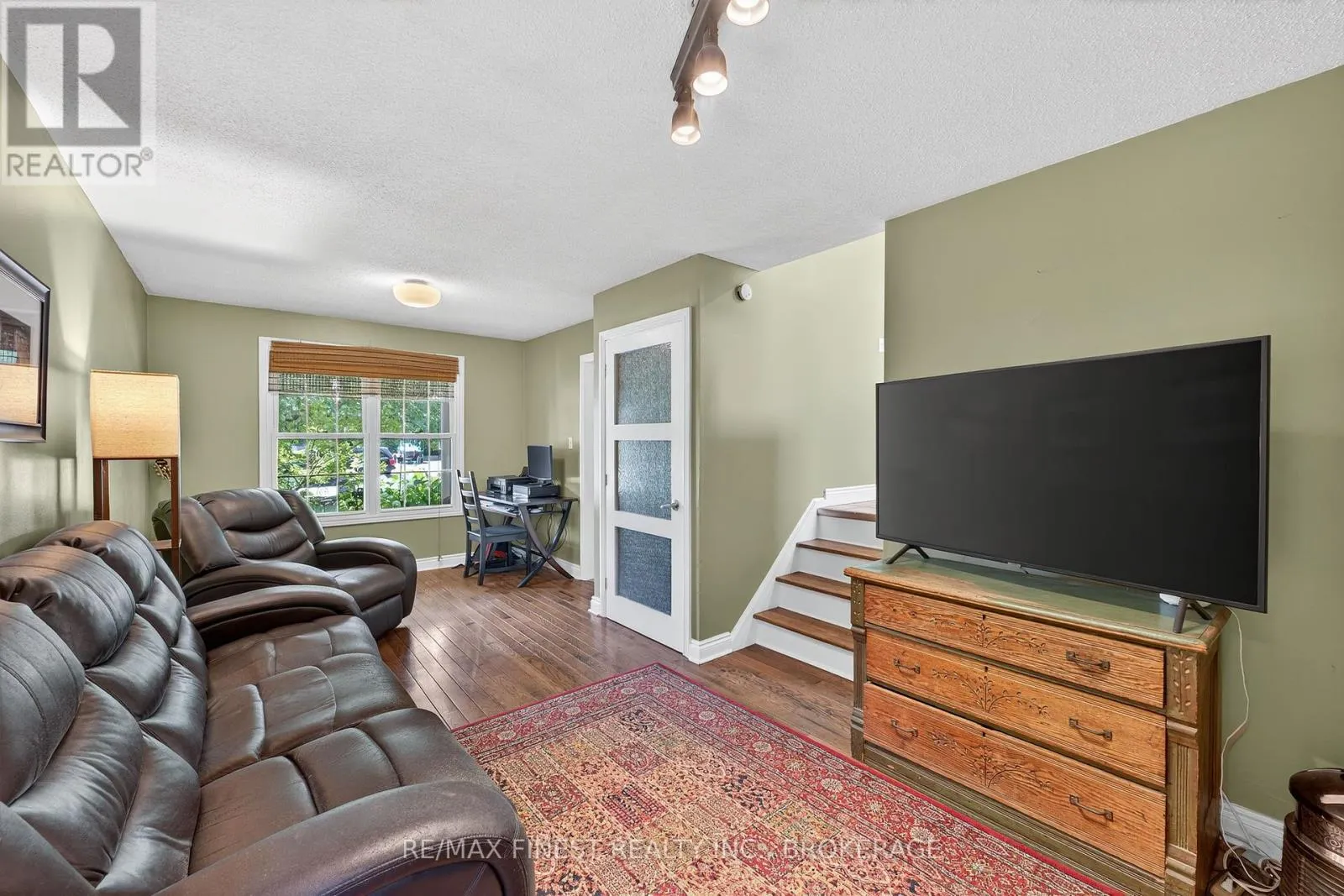 23 DIAMOND CRESCENT