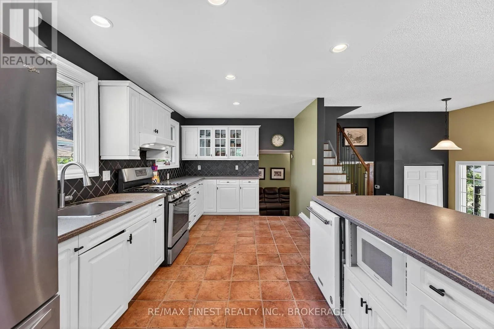 23 DIAMOND CRESCENT