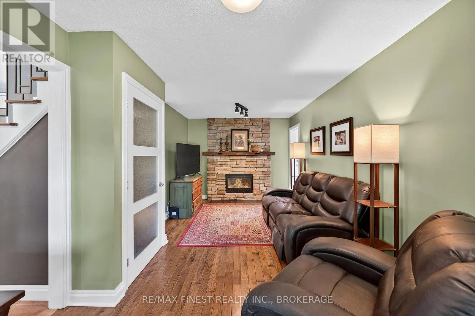 23 DIAMOND CRESCENT