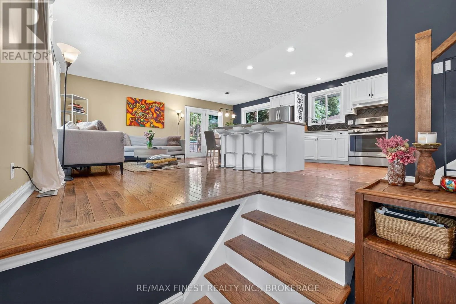 23 DIAMOND CRESCENT
