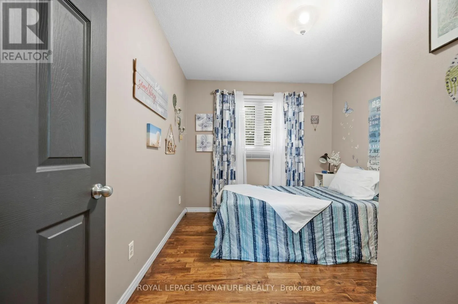 3 KAMPS CRESCENT