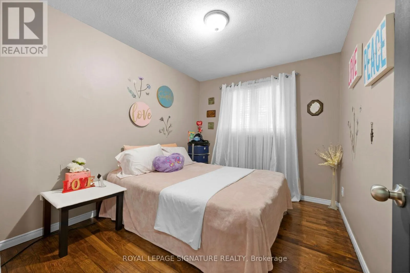 3 KAMPS CRESCENT