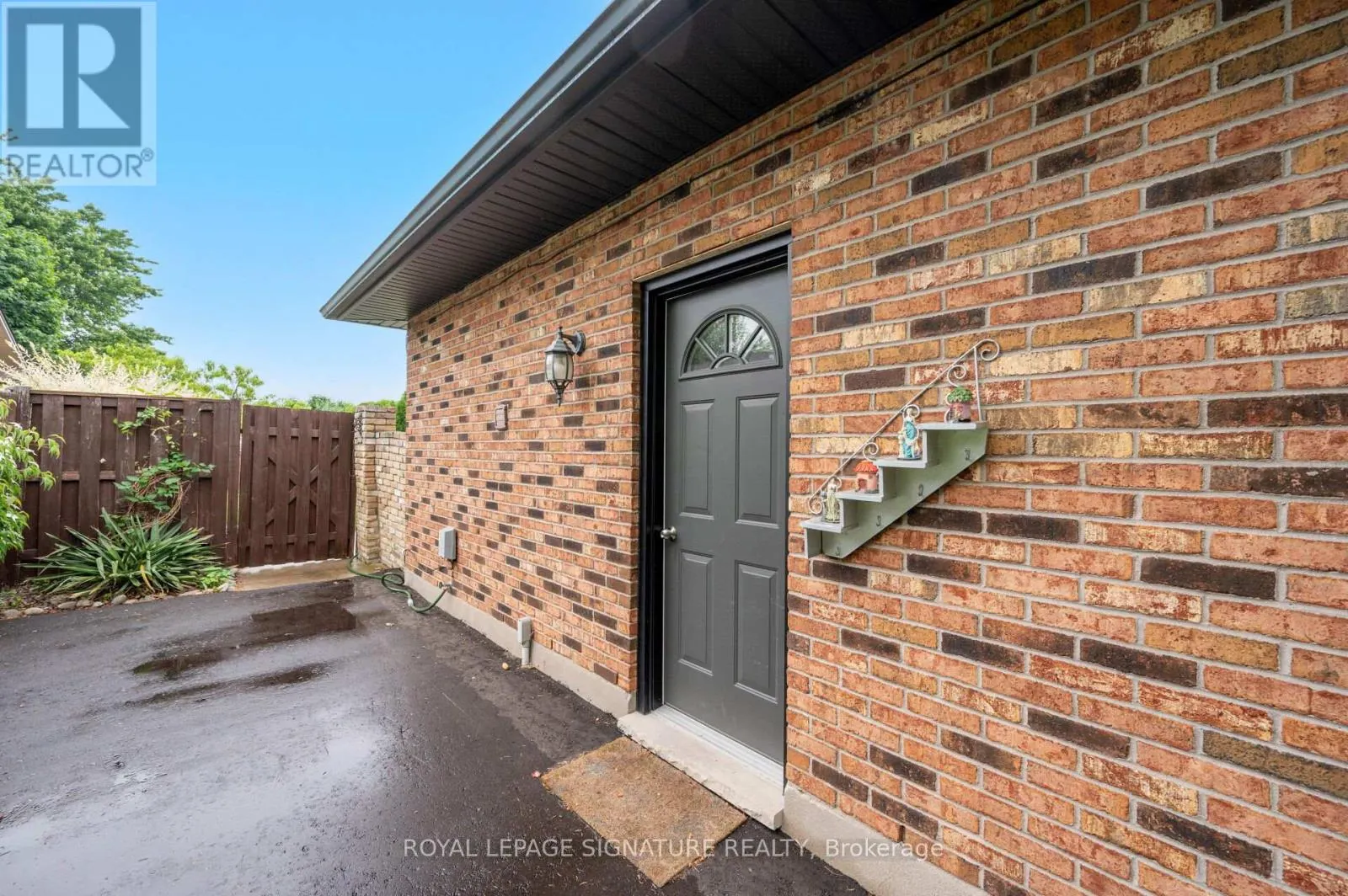 3 KAMPS CRESCENT