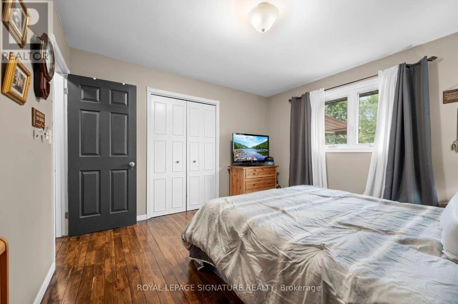 3 KAMPS CRESCENT