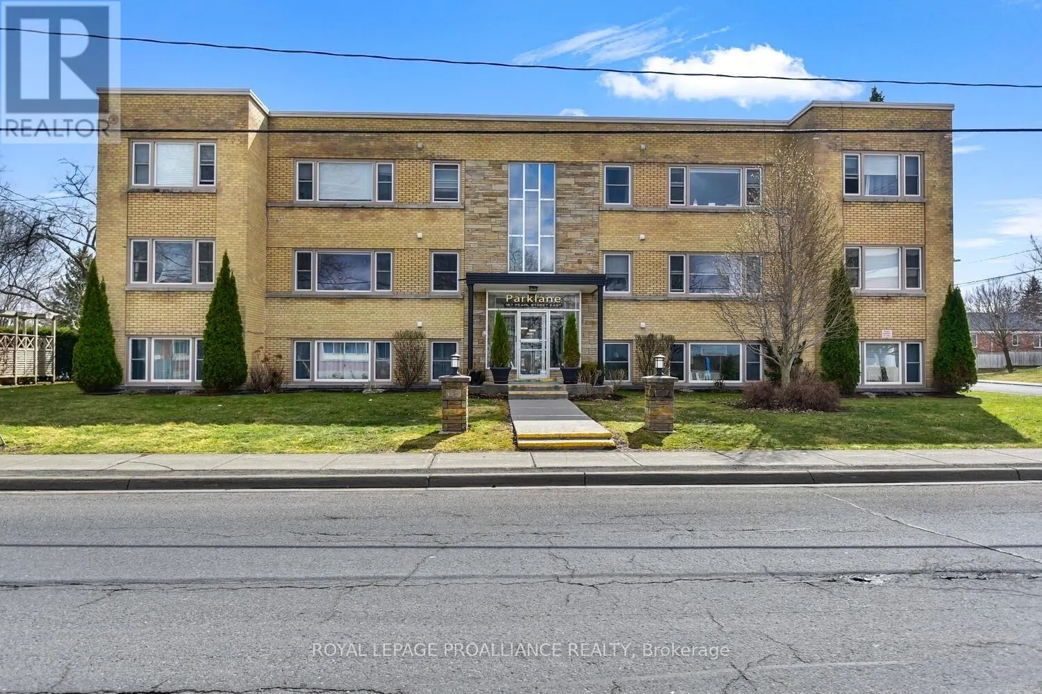 8 - 167 PEARL STREET E