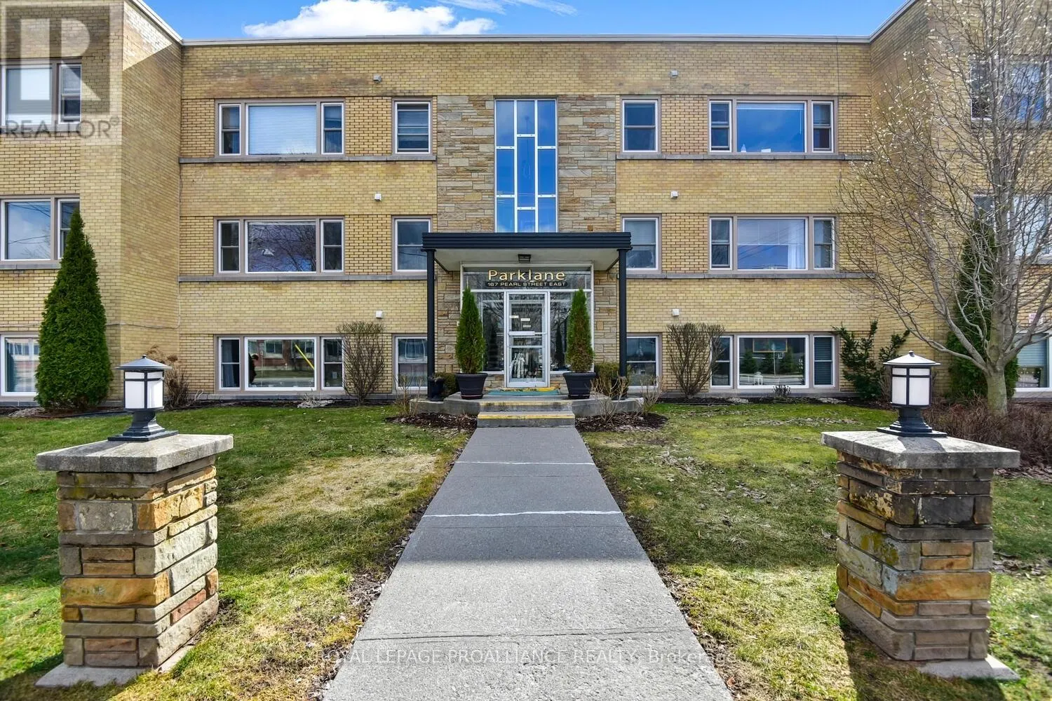 8 - 167 PEARL STREET E