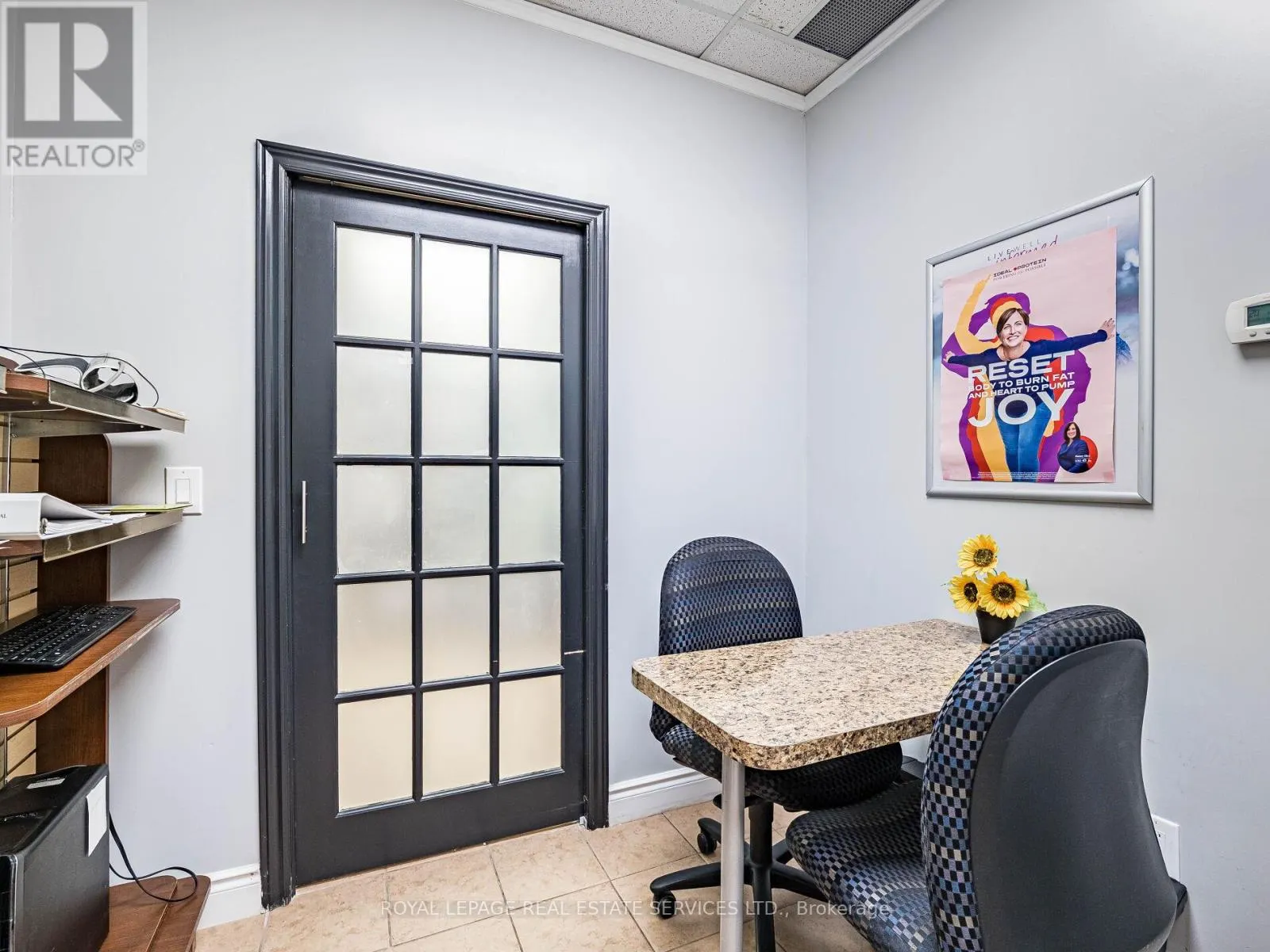 4 - 287 DUNDAS STREET E
