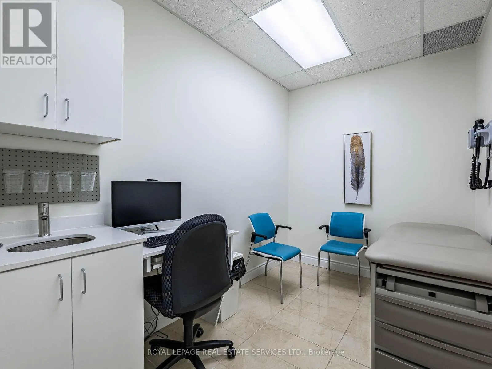 4 - 287 DUNDAS STREET E
