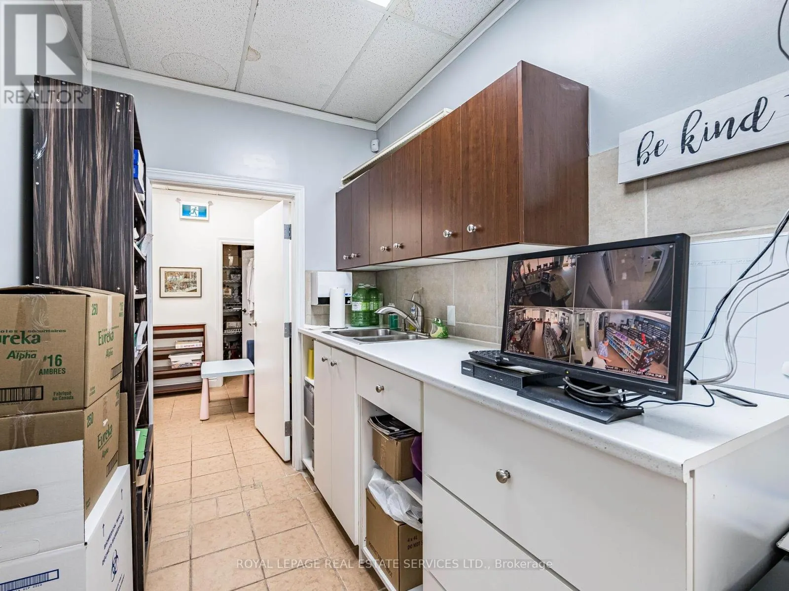 4 - 287 DUNDAS STREET E