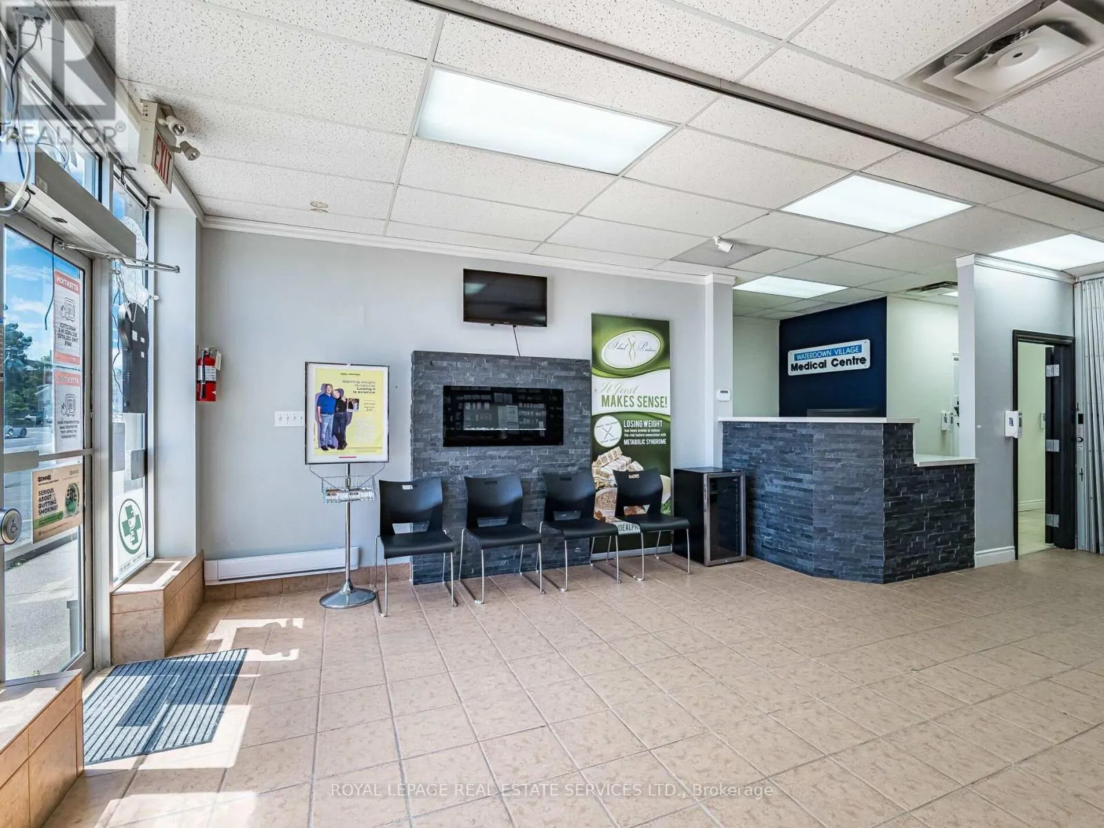 4 - 287 DUNDAS STREET E