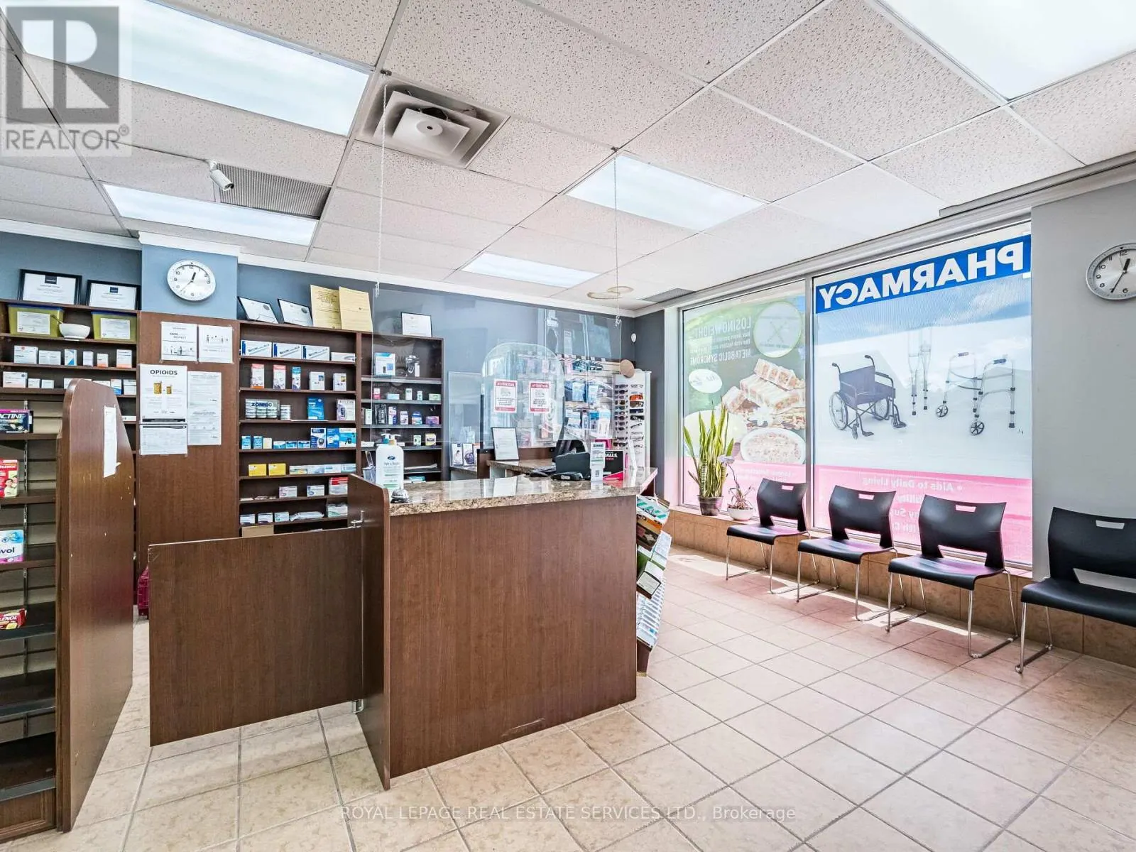 4 - 287 DUNDAS STREET E