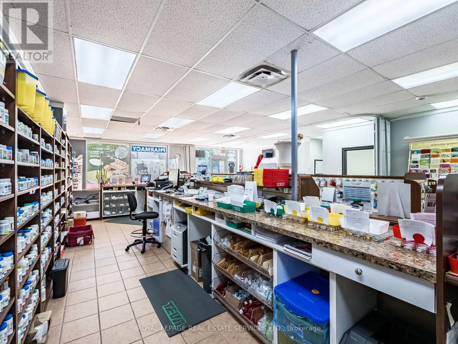 4 - 287 DUNDAS STREET E
