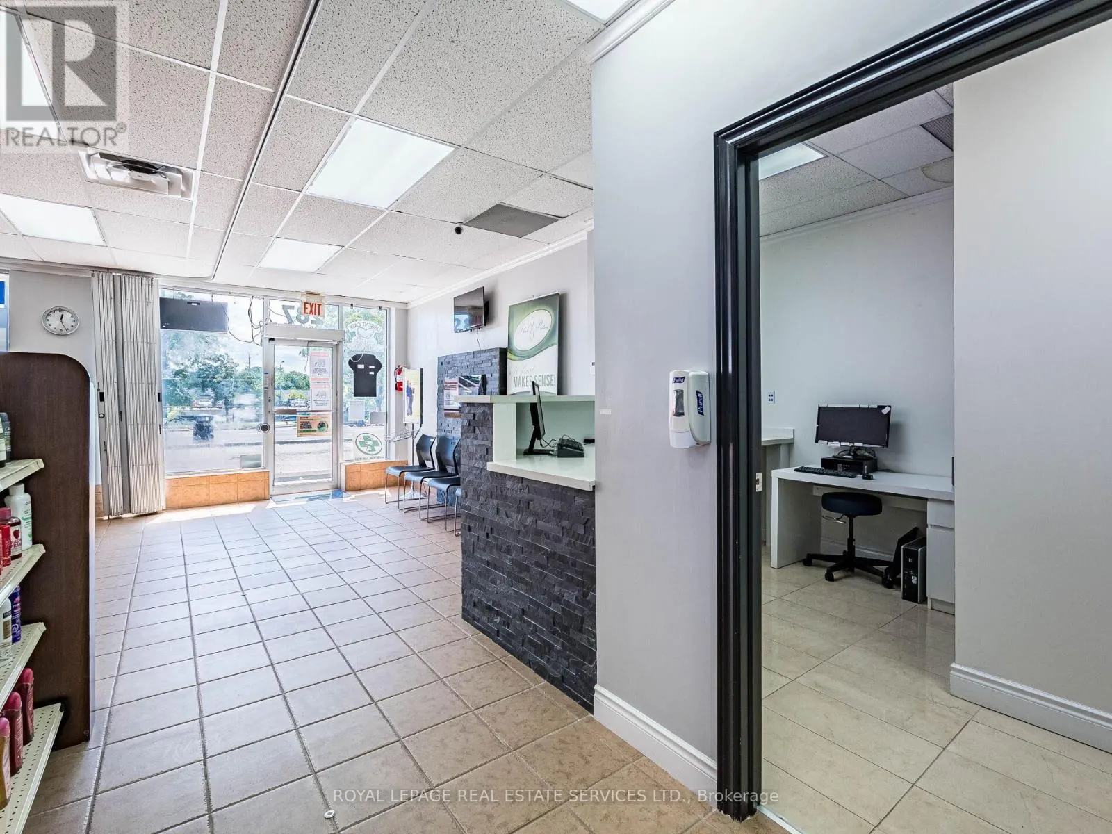 4 - 287 DUNDAS STREET E