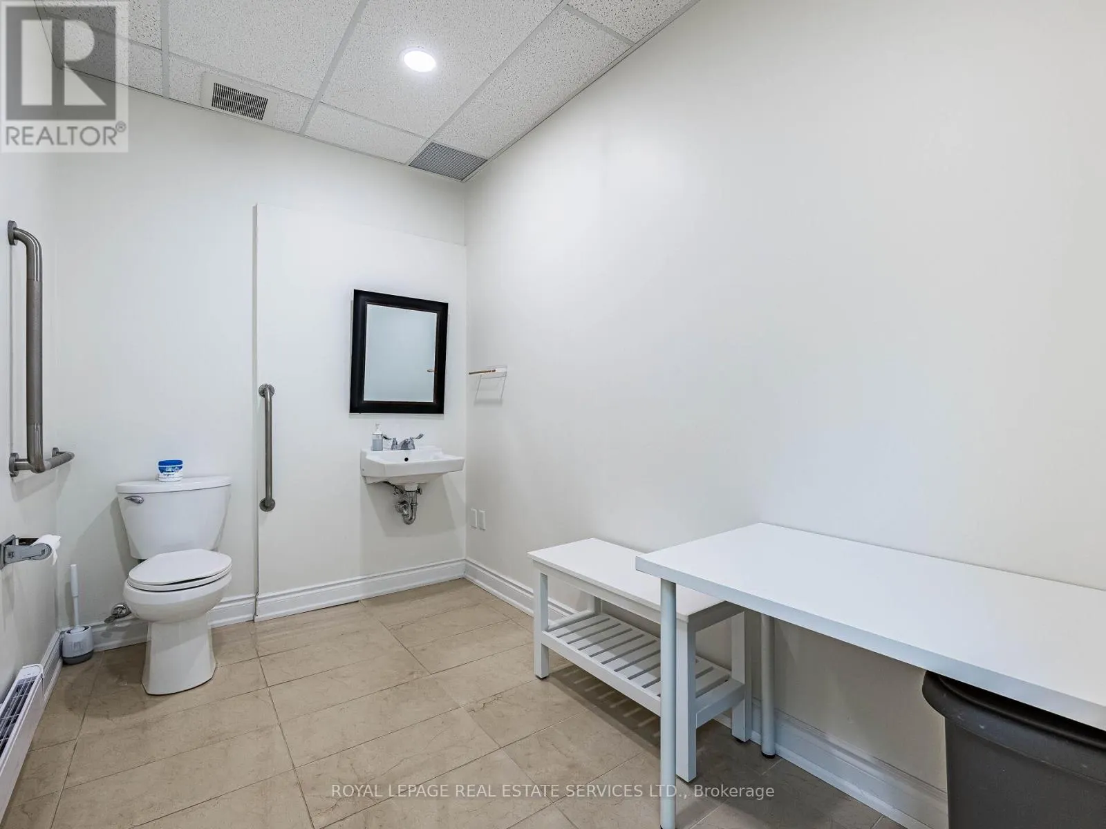4 - 287 DUNDAS STREET E