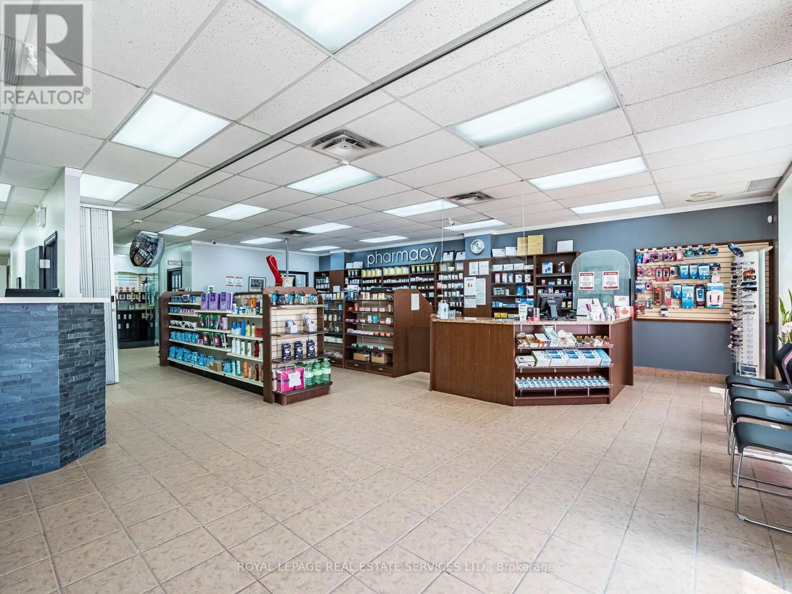 4 - 287 DUNDAS STREET E