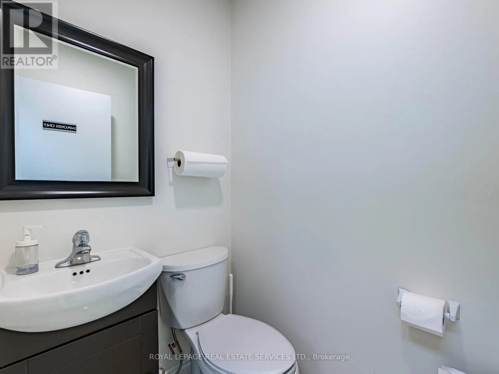4 - 287 DUNDAS STREET E