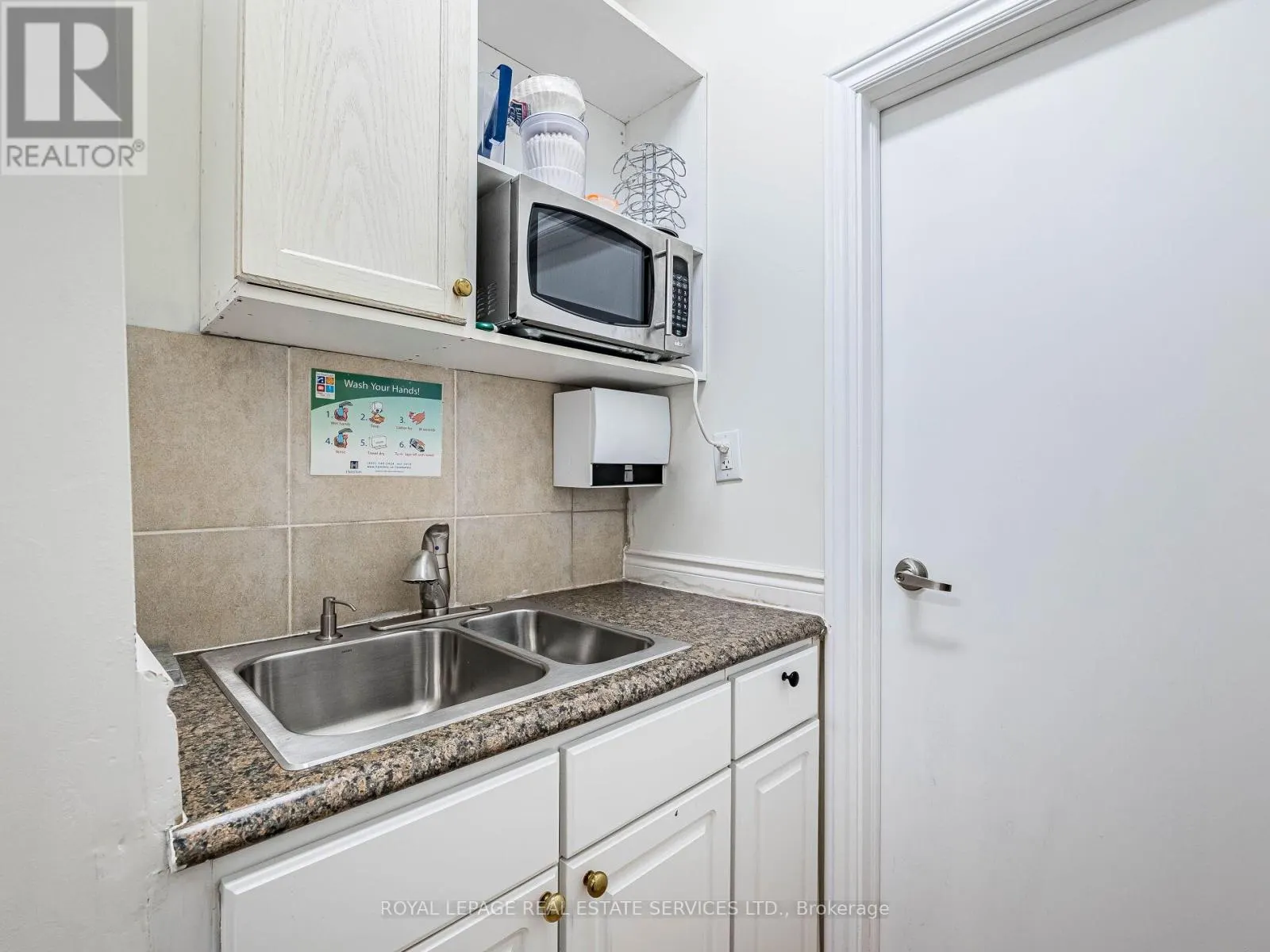 4 - 287 DUNDAS STREET E