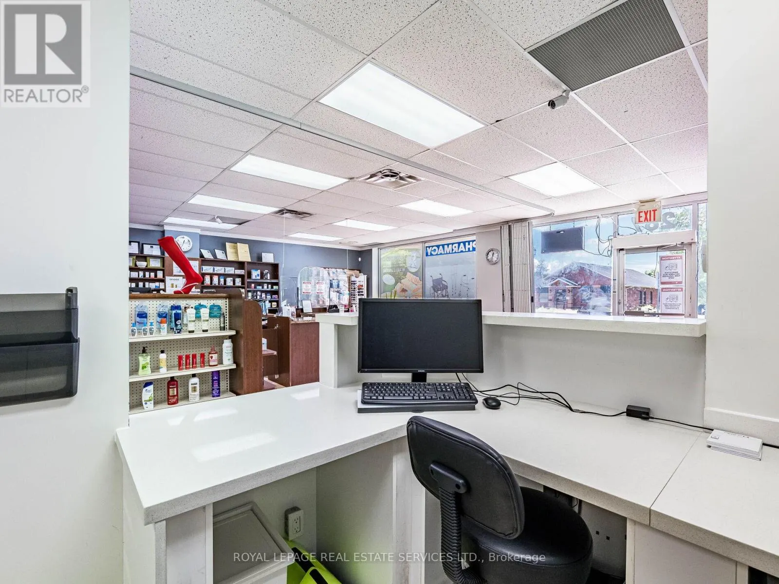 4 - 287 DUNDAS STREET E