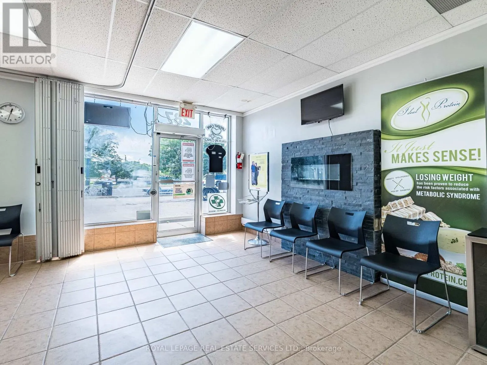 4 - 287 DUNDAS STREET E