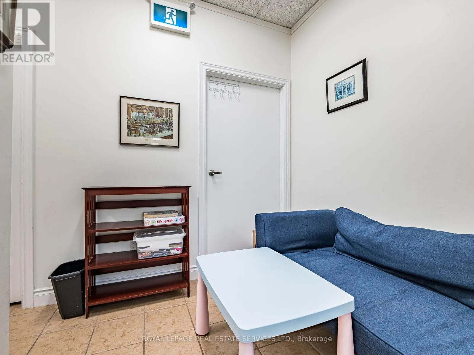 4 - 287 DUNDAS STREET E