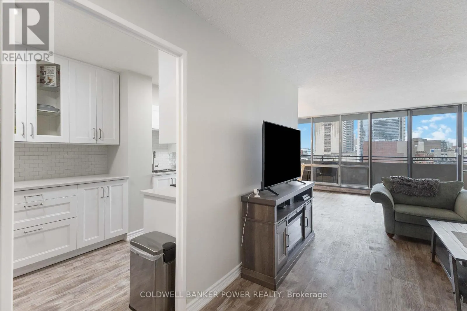 604 - 389 DUNDAS STREET, #604
