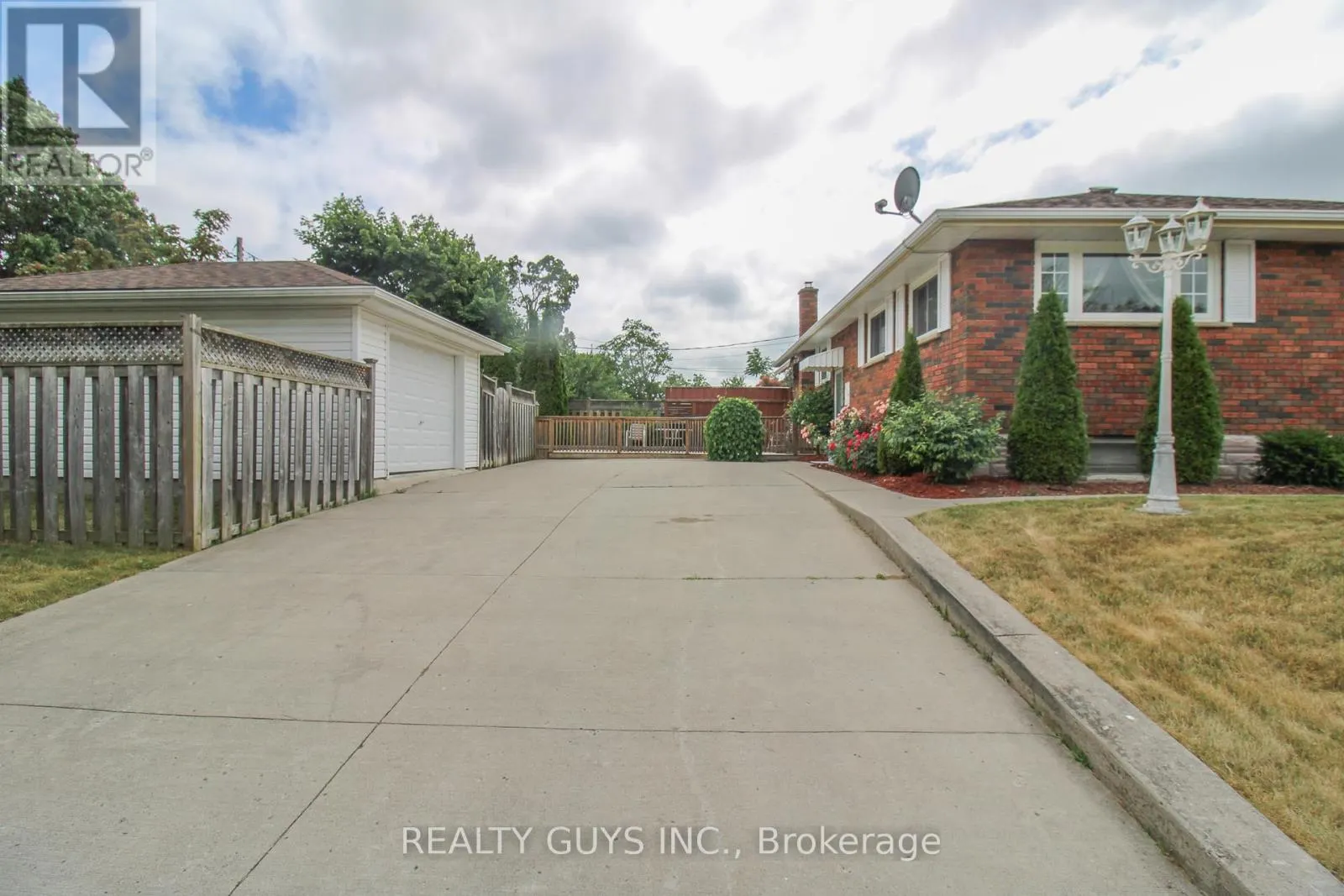 1066 GLEBEMOUNT CRESCENT
