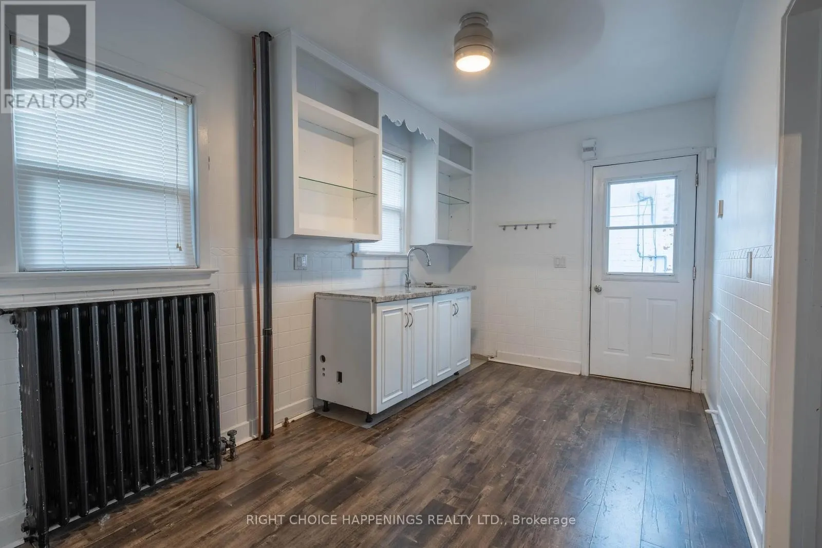 273 MAIN STREET W