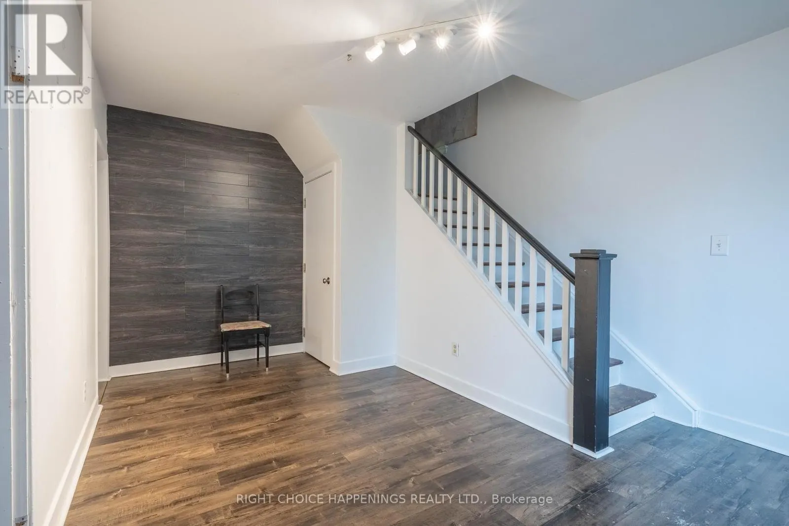 273 MAIN STREET W