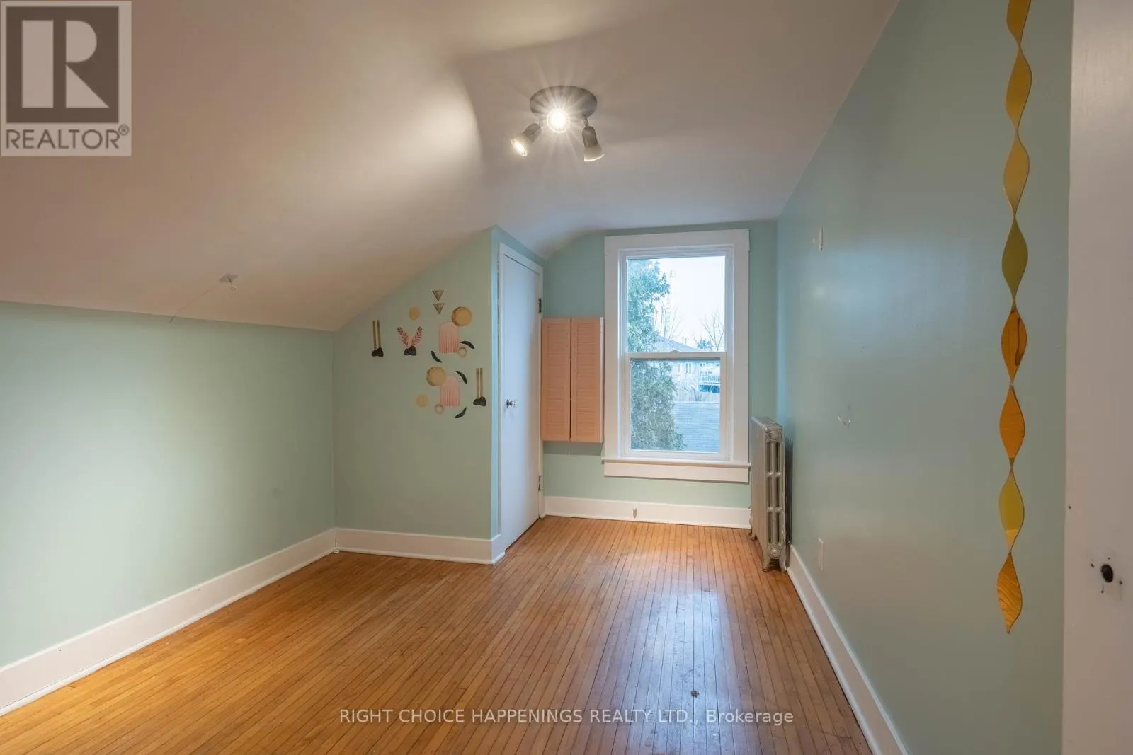 273 MAIN STREET W
