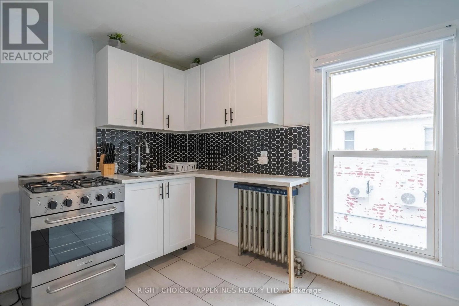 273 MAIN STREET W