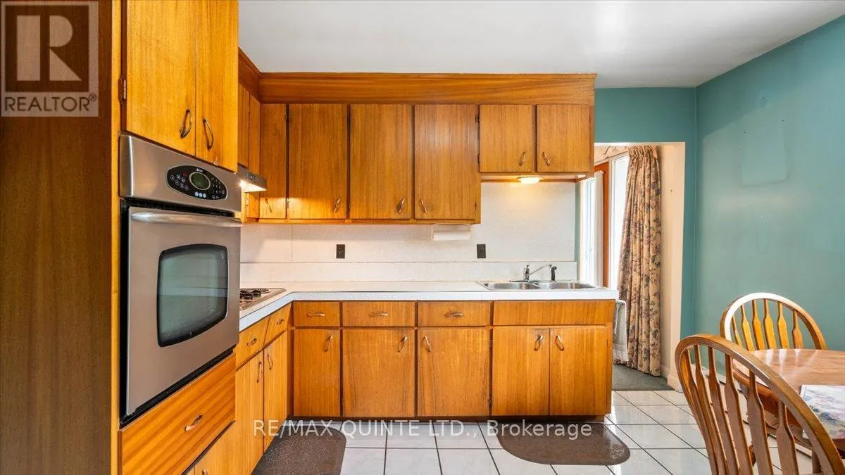 507 DUNDAS STREET W