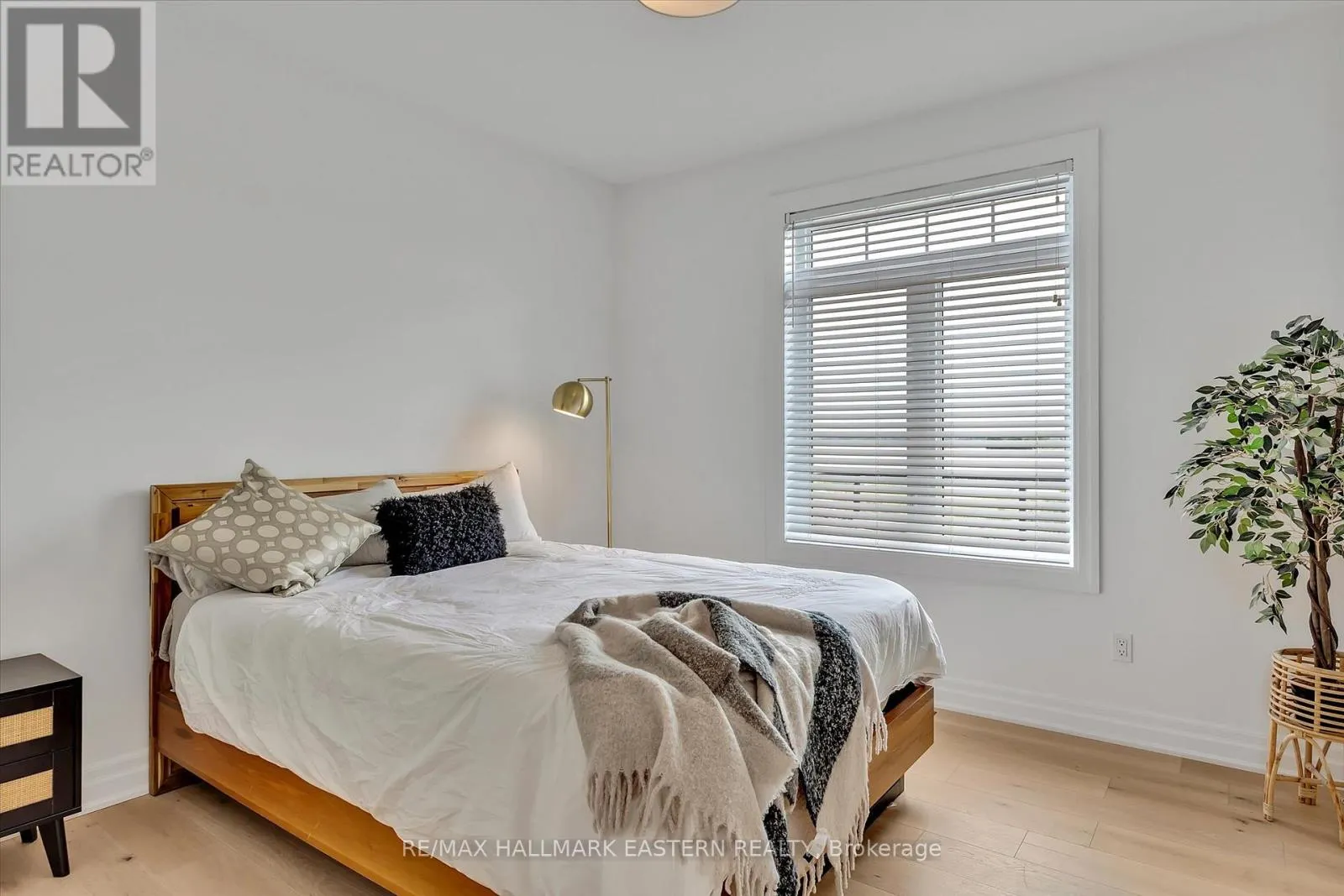 35 LAKEVIEW CRESCENT