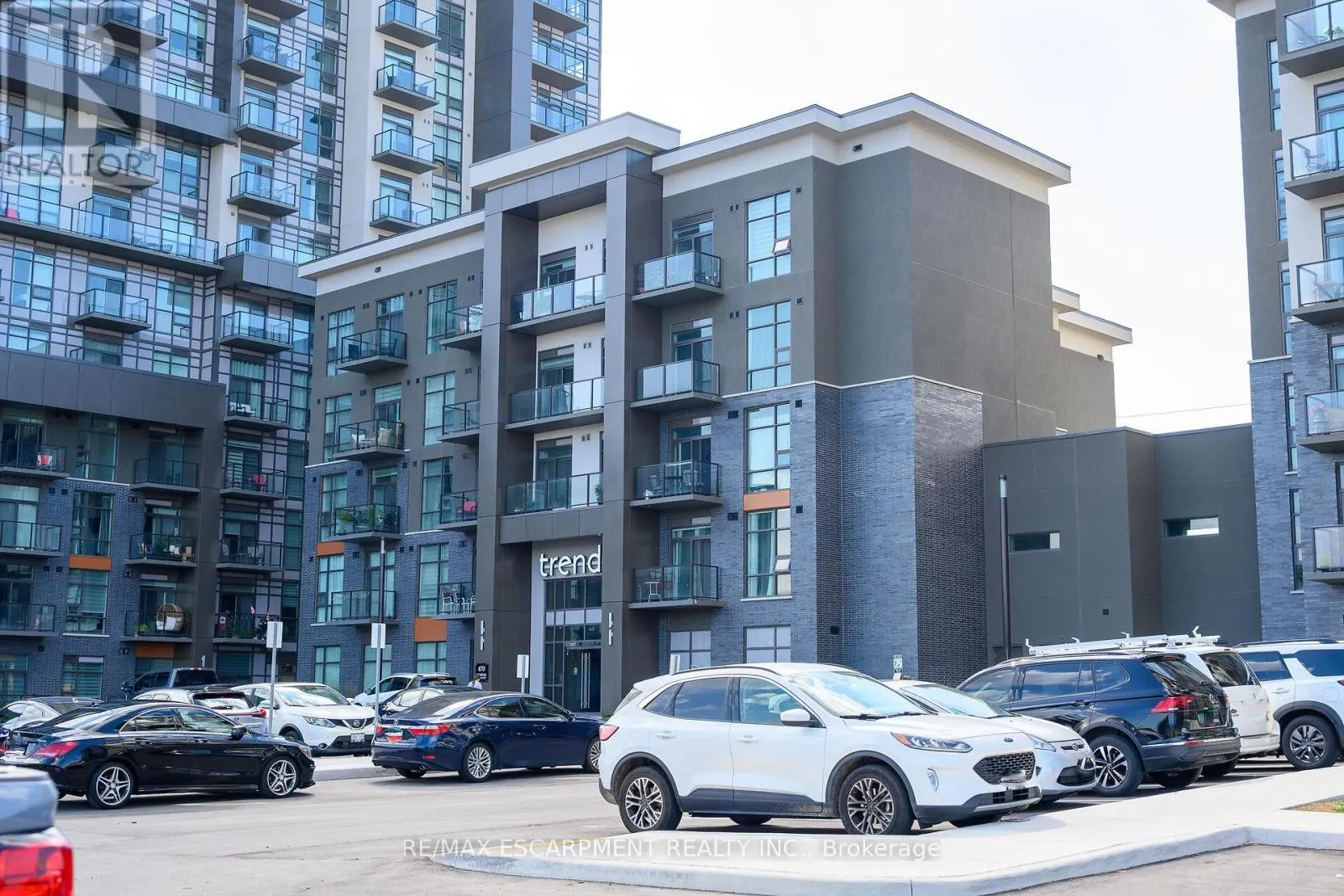 416 - 470 DUNDAS STREET E