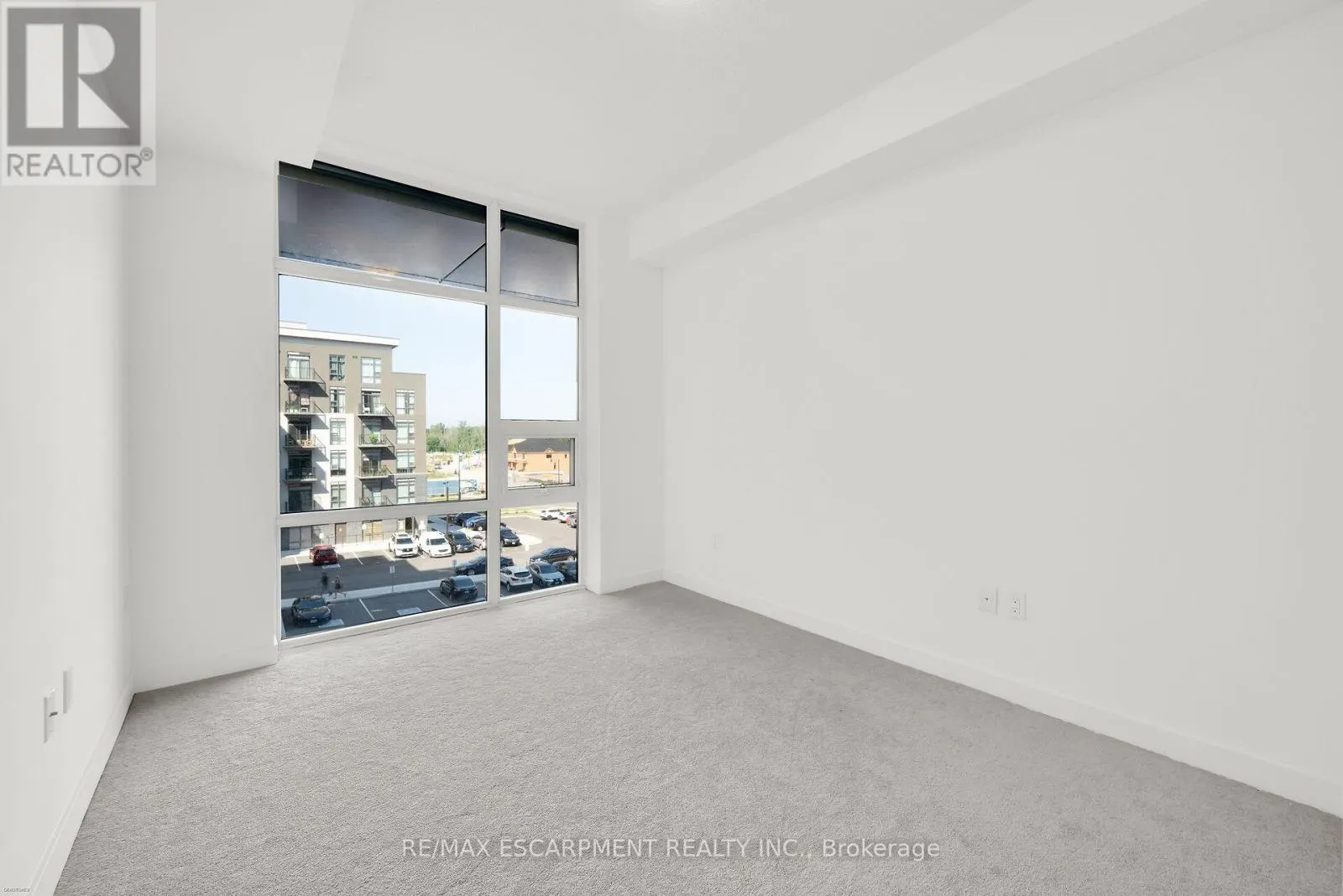 416 - 470 DUNDAS STREET E