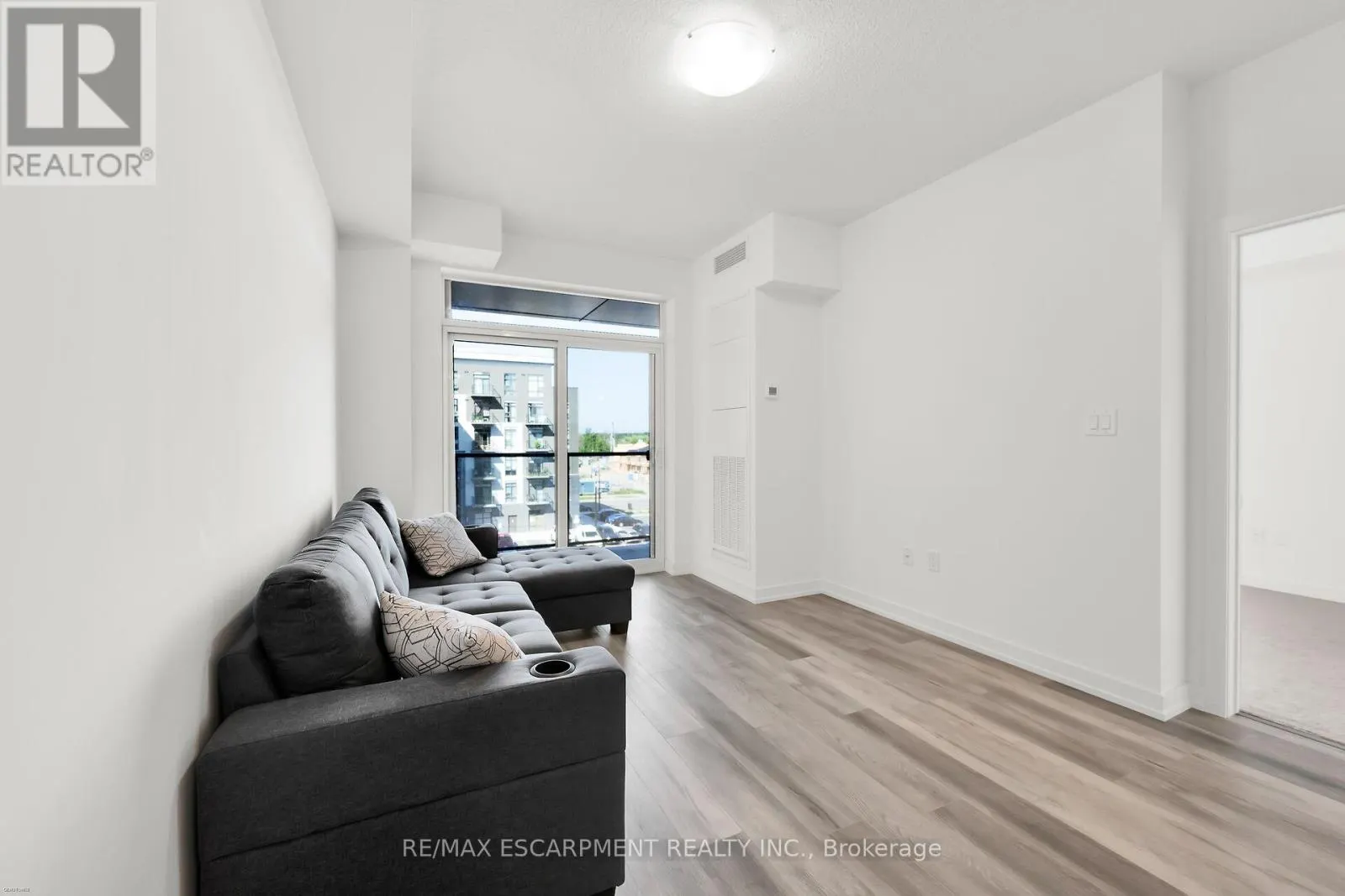416 - 470 DUNDAS STREET E