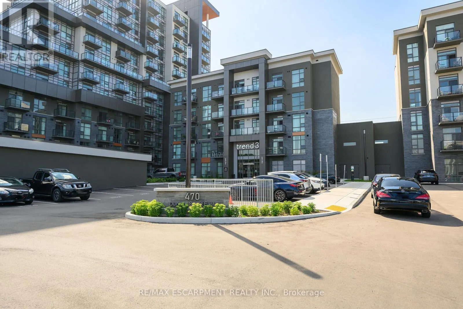 416 - 470 DUNDAS STREET E