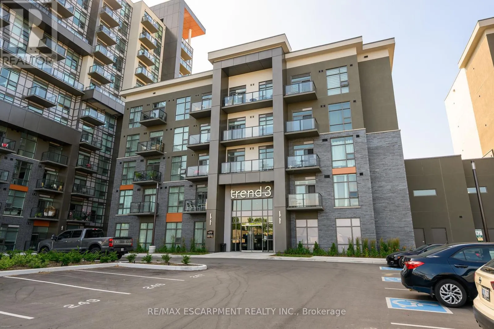 416 - 470 DUNDAS STREET E