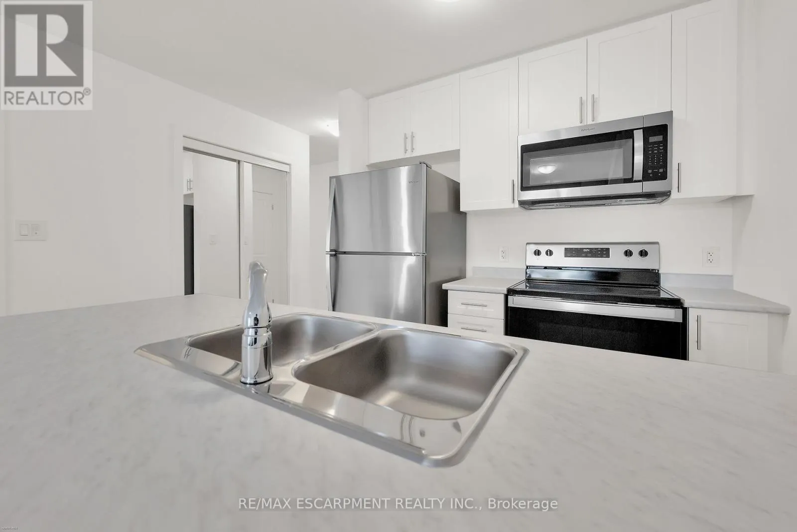 416 - 470 DUNDAS STREET E