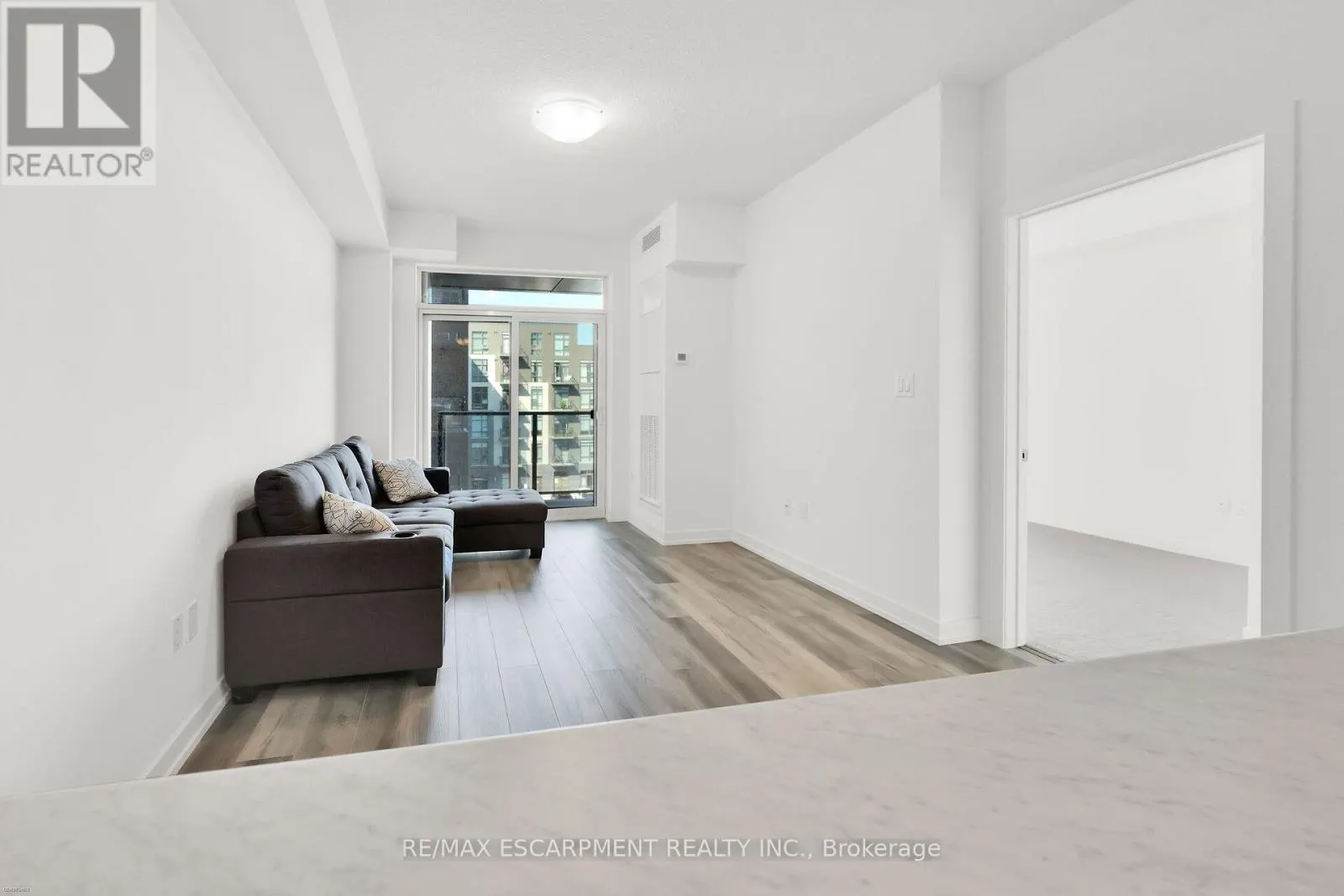 416 - 470 DUNDAS STREET E