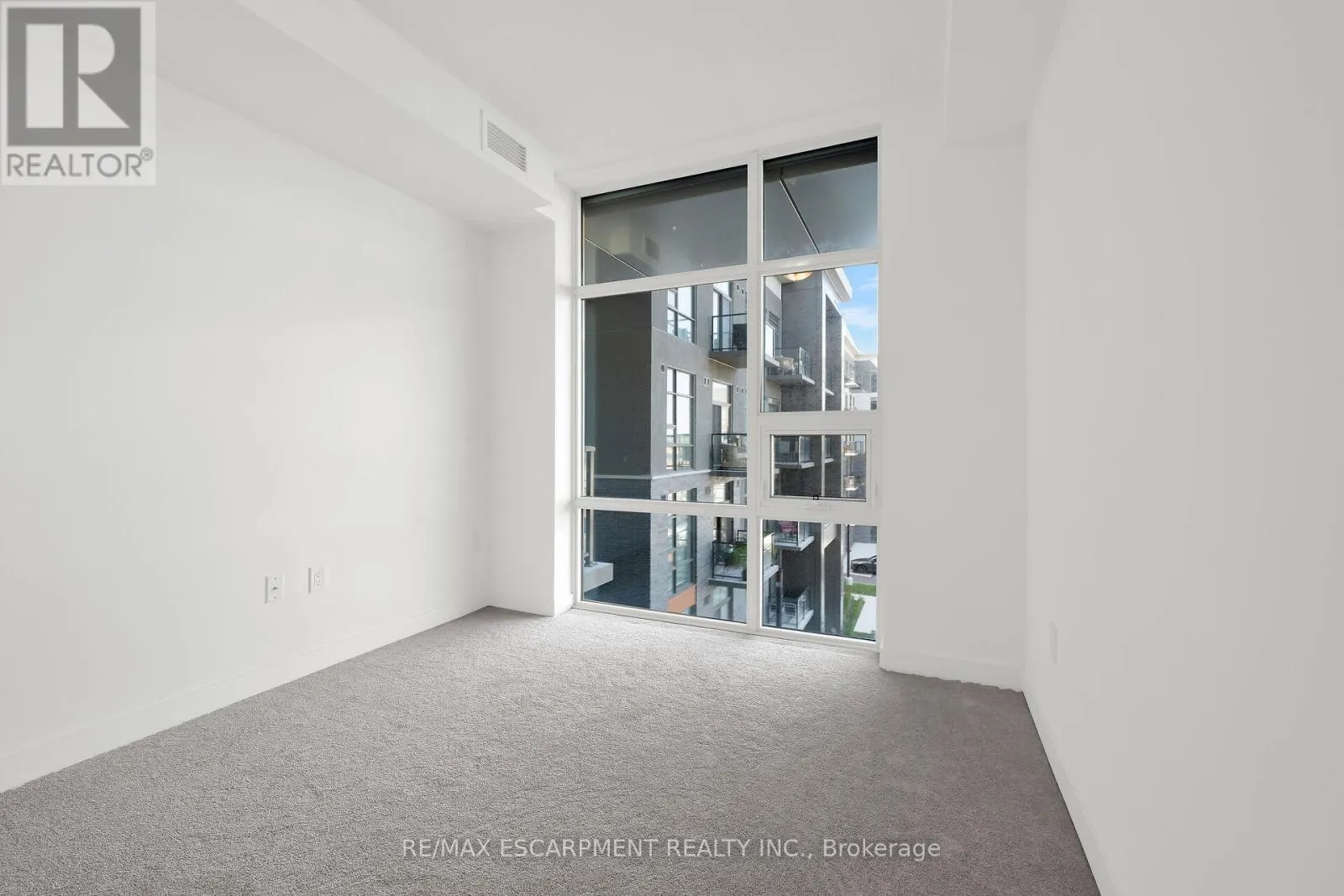 416 - 470 DUNDAS STREET E